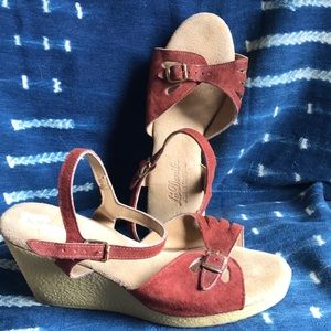 Vintage 1970s brown suede platform pumps